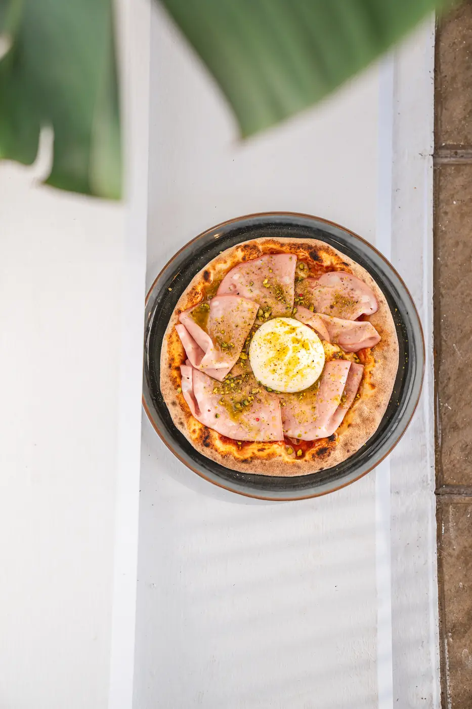 Pizza de mortadela, burrata y pistacho