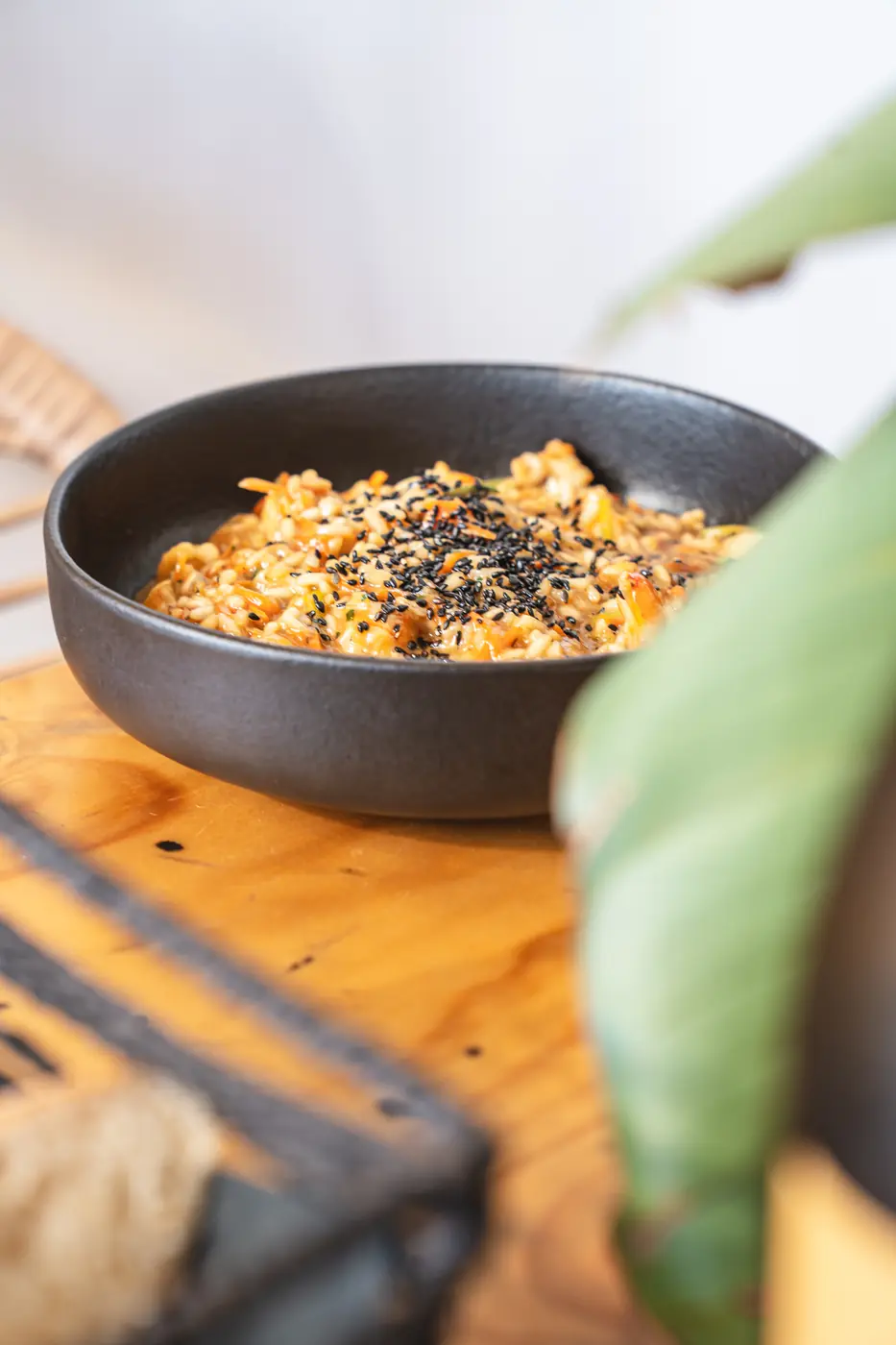 Risotto cremoso con sésamo negro